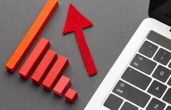 girişimlerde büyüme stratejilerini ve yatırım ile kendi kaynaklarıyla ilerleme seçeneklerini simgeleyen grafik görseli