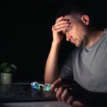 dijital çağda ekran maruziyeti ve yoğun bilgi akışının yol açtığı zihinsel yorgunluğu anlatan görsel