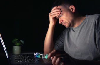 dijital çağda ekran maruziyeti ve yoğun bilgi akışının yol açtığı zihinsel yorgunluğu anlatan görsel