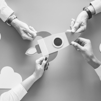 başarılı girişimlerde fikir ve zamanlama ilişkisini simgeleyen kavramsal görsel