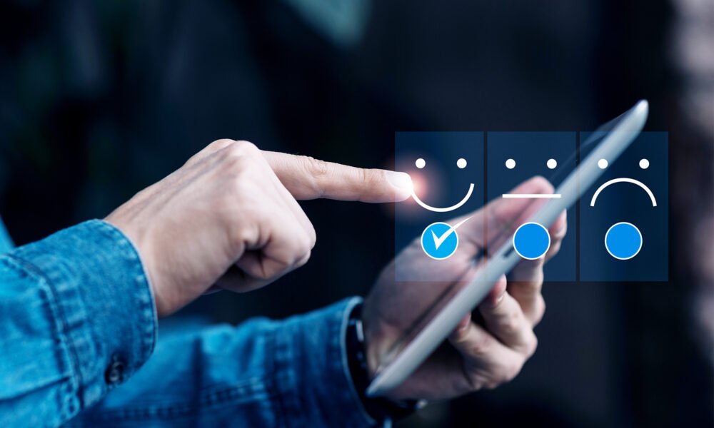 kullanıcı geri bildiriminin girişimlerin başarısı üzerindeki etkisini simgeleyen start-up odaklı görsel