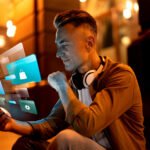 günlük hayatta yapay zekâ destekli mobil teknolojilerin kullanıcı deneyimiyle etkileşimini gösteren görsel