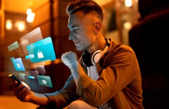 günlük hayatta yapay zekâ destekli mobil teknolojilerin kullanıcı deneyimiyle etkileşimini gösteren görsel