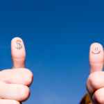 ücretli ve ücretsiz yapay zekâ araçları arasındaki tercih ve değer dengesini simgeleyen görsel