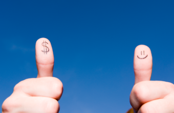 ücretli ve ücretsiz yapay zekâ araçları arasındaki tercih ve değer dengesini simgeleyen görsel