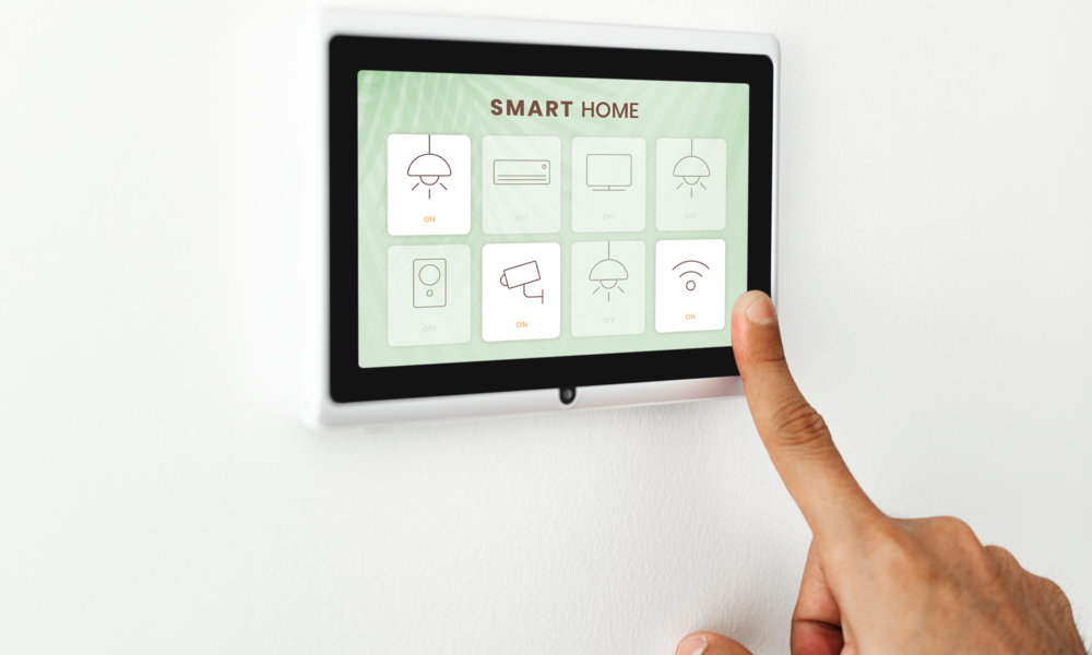 yapay zekâ destekli akıllı ev sistemlerinde aydınlatma güvenlik ve bağlantı ayarlarının dijital panel üzerinden kontrol edilmesini gösteren görsel