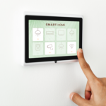 yapay zekâ destekli akıllı ev sistemlerinde aydınlatma güvenlik ve bağlantı ayarlarının dijital panel üzerinden kontrol edilmesini gösteren görsel