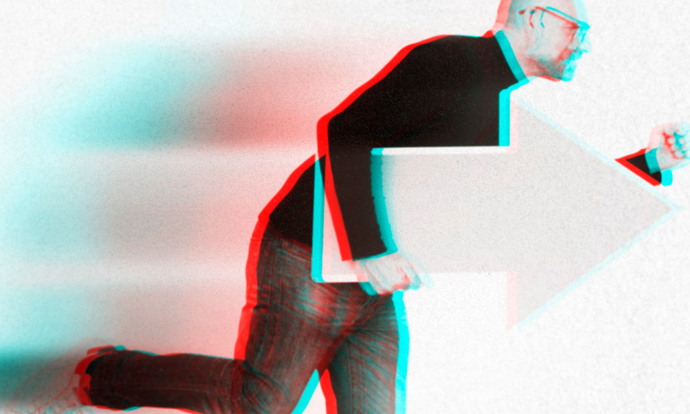 ileri doğru koşan iş insanı figürü ve ok sembolü, hızlı içerik üretimi ve hız odaklı dijital çağ konsepti