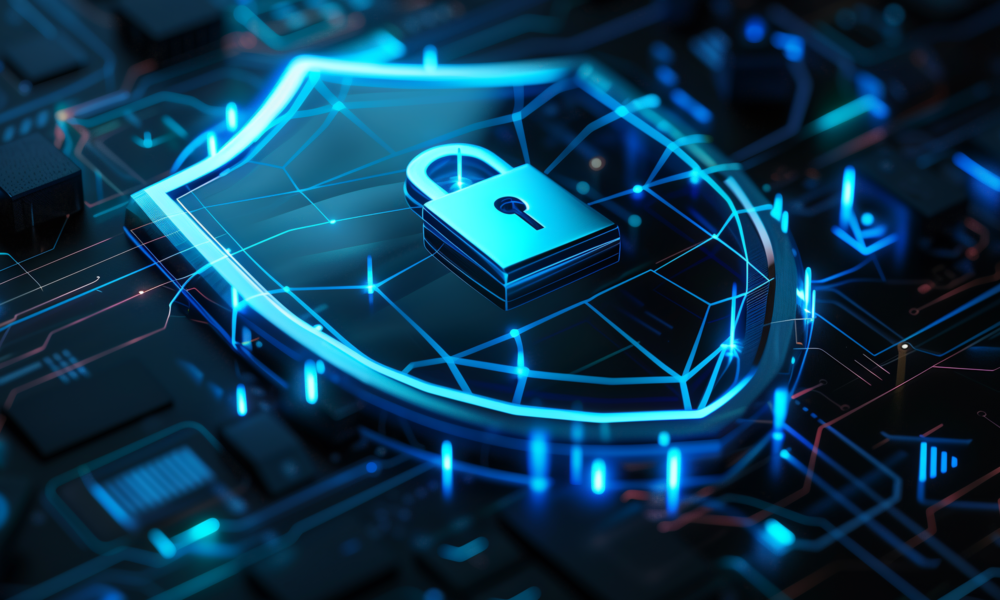 dijital devreler üzerinde kilit simgesiyle temsil edilen siber güvenlik kalkanı, veri güvenliği, gizlilik ve dijital altyapı korumasını anlatan teknolojik görsel