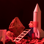 kırmızı ışık altında roket maketi, astronot figürü ve kayalık zemin; startup’larda hızlı büyüme ve riskli ölçeklenme sürecini simgeleyen konsept görsel