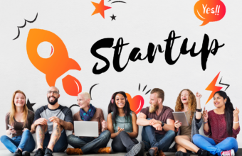 startup kültürünü temsil eden genç ve çeşitli ekip, roket illüstrasyonu ve “Startup” yazısı önünde birlikte çalışan girişimciler, yenilikçilik ve ekip ruhunu anlatan görsel