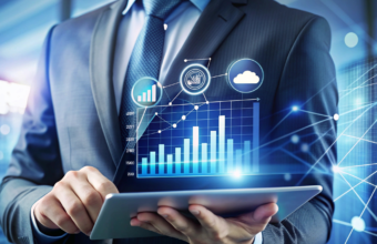 takım elbiseli yöneticinin tablet üzerinde dijital grafik ve veri panellerini incelemesi, veriye dayalı yönetim ve performans analitiği konsepti