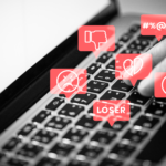 klavye üzerinde beliren olumsuz yorum ve hakaret simgeleri, yanlış bilgi ve dijital ortamda nefret söylemi konsepti