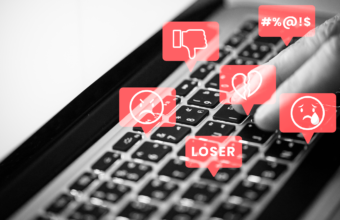 klavye üzerinde beliren olumsuz yorum ve hakaret simgeleri, yanlış bilgi ve dijital ortamda nefret söylemi konsepti