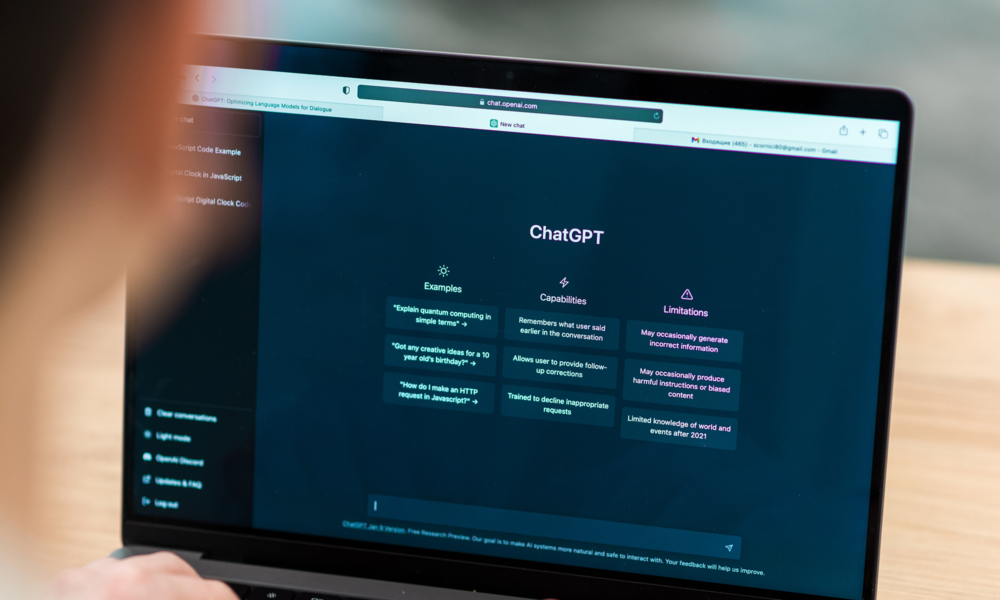 dizüstü bilgisayar ekranında ChatGPT arayüzü açık, yapay zekâ ile etkileşim ve prompt kullanımı konsepti