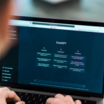 dizüstü bilgisayar ekranında ChatGPT arayüzü açık, yapay zekâ ile etkileşim ve prompt kullanımı konsepti