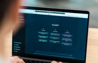 dizüstü bilgisayar ekranında ChatGPT arayüzü açık, yapay zekâ ile etkileşim ve prompt kullanımı konsepti