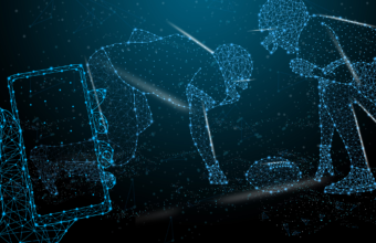 dijital ağlardan oluşan insan figürlerinin yerdeki bir nesneye doğru eğildiği sahne, yapay zekânın karar süreçleri, tarafsızlık tartışmaları ve insan müdahalesini simgeleyen soyut görsel