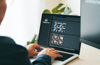 dizüstü bilgisayar ekranında generatif yapay zekâ arayüzü ve görsel üretim sonuçları, farklı amaçlar için yazılan promptların yapay zekâ çıktıları üzerindeki etkisini temsil eden konsept görsel