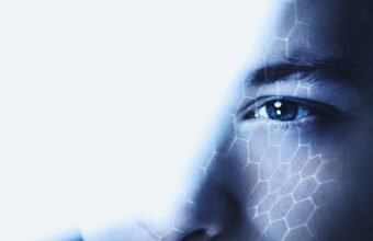 insan yüzü ve göz detayı üzerinde dijital ağ desenleri, insan merkezli teknolojinin insan ve yapay zekâ etkileşimini temsil eden konsept görsel