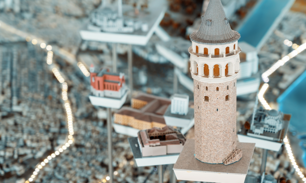 Galata Kulesi maketi ve şehir maketleri arasında yükselen kule, Türkiye’de startup kültürünün gelişimi ve büyüyen girişim ekosistemi konsepti