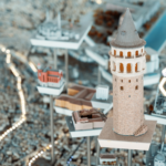 Galata Kulesi maketi ve şehir maketleri arasında yükselen kule, Türkiye’de startup kültürünün gelişimi ve büyüyen girişim ekosistemi konsepti