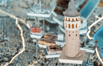 Galata Kulesi maketi ve şehir maketleri arasında yükselen kule, Türkiye’de startup kültürünün gelişimi ve büyüyen girişim ekosistemi konsepti