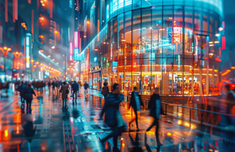 neon ışıklarla aydınlanan modern şehir caddesinde yürüyen insanlar, teknolojinin şehir yaşamını ve toplumsal davranışları nasıl şekillendirdiğini temsil eden konsept görsel